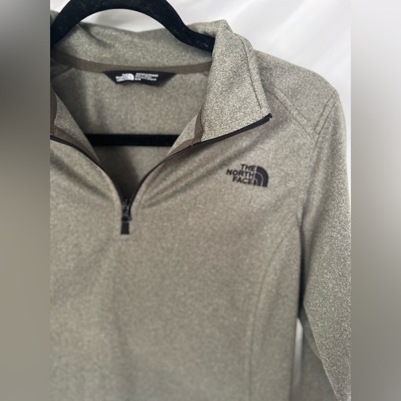 Medium women’s north face fleece - Picture 3 of 5